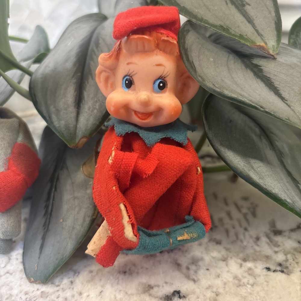 Vintage 2 Knee Huggers Elf Pixie Shelf Sitter Green Red Christmas Japan Damage - Picture 2 of 16